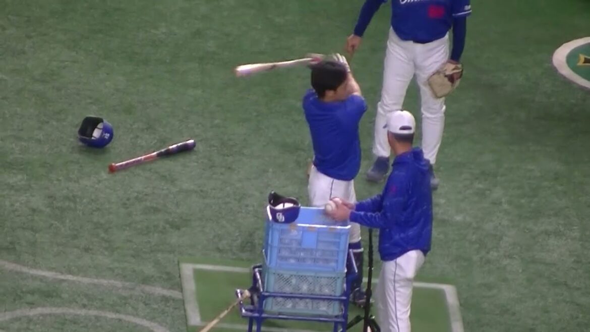 【ドラゴンズ】片岡コーチに歩きながらトスバッティングしてみろと言われる加藤匠馬＜読売ジャイアンツ 対 中日ドラゴンズ 2024年4月24日＞