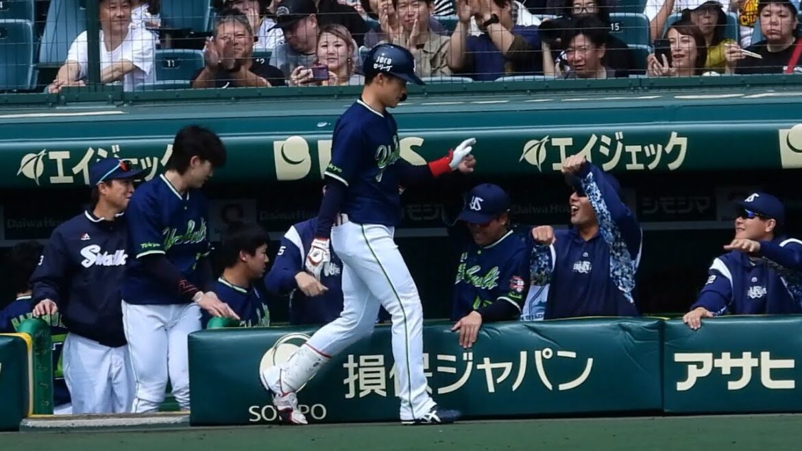 【ホームラン打って途中交代】塩見泰隆、初球先頭打者アーチも浮かない表情でゆっくりとベースを一周2024.4.27