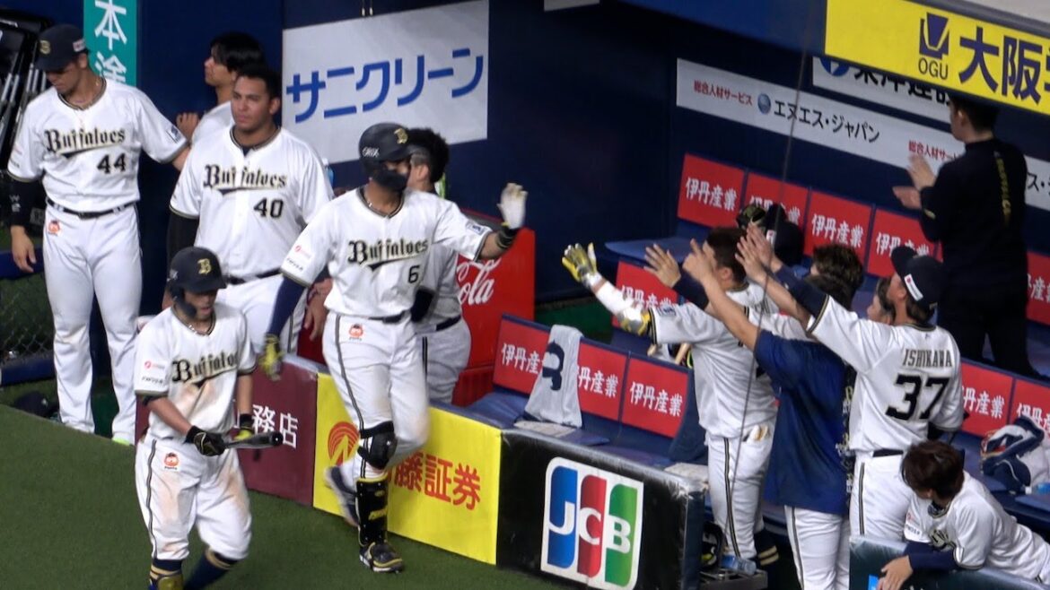 この日、バント失敗していた宗が今度はきっちり決めてサヨナラを演出！ベンチに戻ってみんなとハイタッチ！