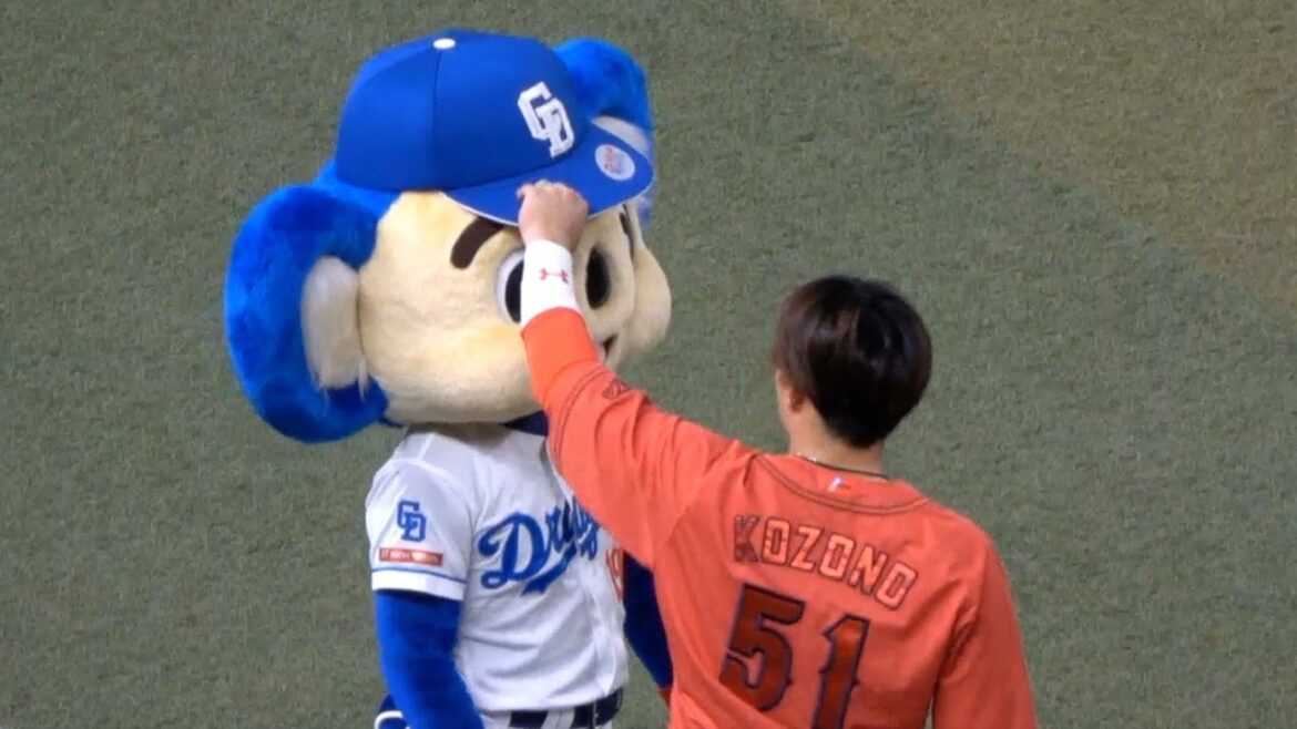 ドアラの事が大好きな小園海斗と秋山翔吾　中日ドラゴンズVS広島東洋カープ　2024/04/27