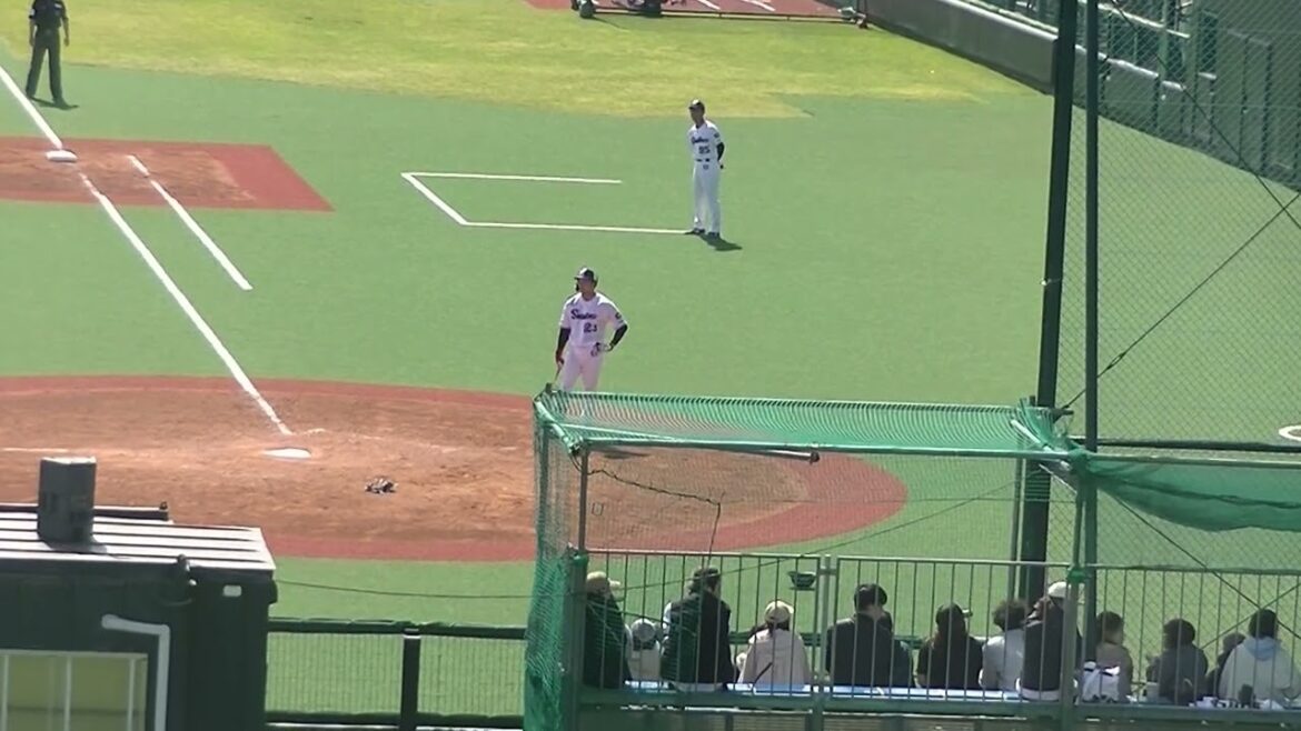 ボール流されて難しいセンターフライをとる髙部瑛斗【ヤクルトスワローズ対 千葉ロッテマリーンズ イースタン2024年4月19日】