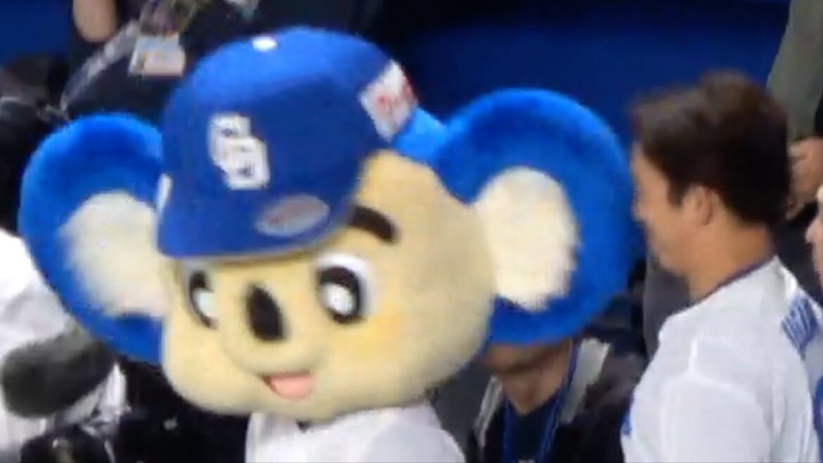 ドアラの耳パンチを受ける宇佐見真吾  中日ドラゴンズVS広島東洋カープ　2024/04/27