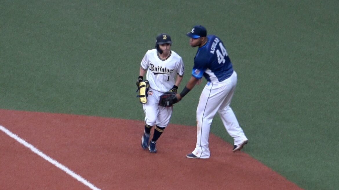 ゴールデングラブ賞を受賞している源田の送球が乱れるほどの快速を飛ばす福田周平！