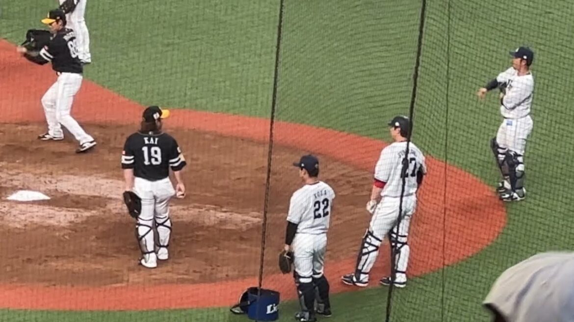 本日出場なしの甲斐拓也、シートノックもそこそこにライオンズ炭谷銀仁朗、古賀悠斗、柘植世那のキャッチャー陣に何度も声をかける【西武vsソフトバンク】2024/5/3