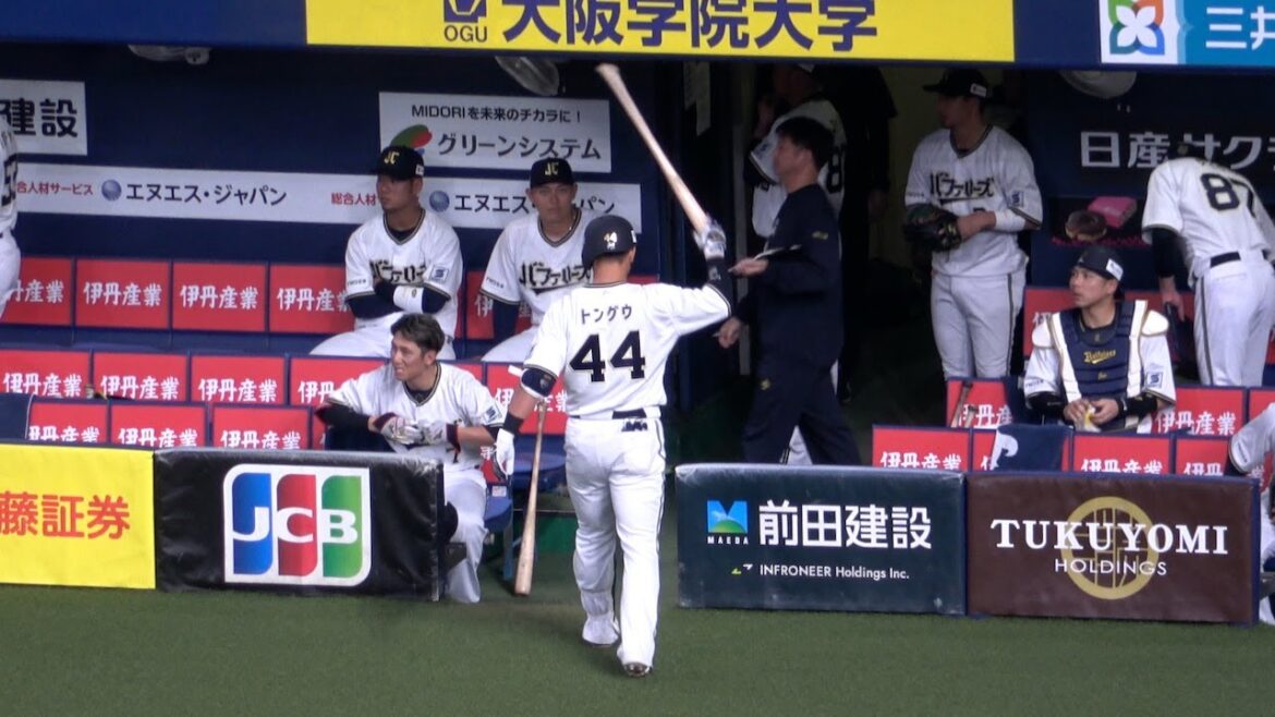チャンスで凡退した頓宮裕真、ベンチに戻って豪快にブチギレる!!