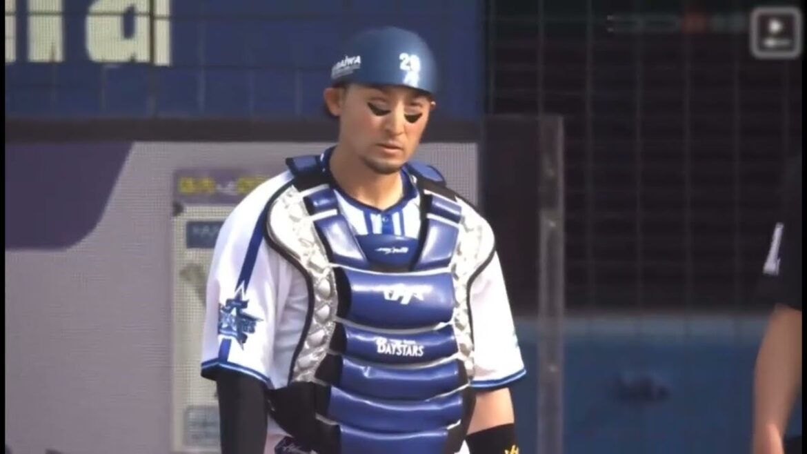 伊藤光、二塁へ大暴投…ショックでしょんぼり…