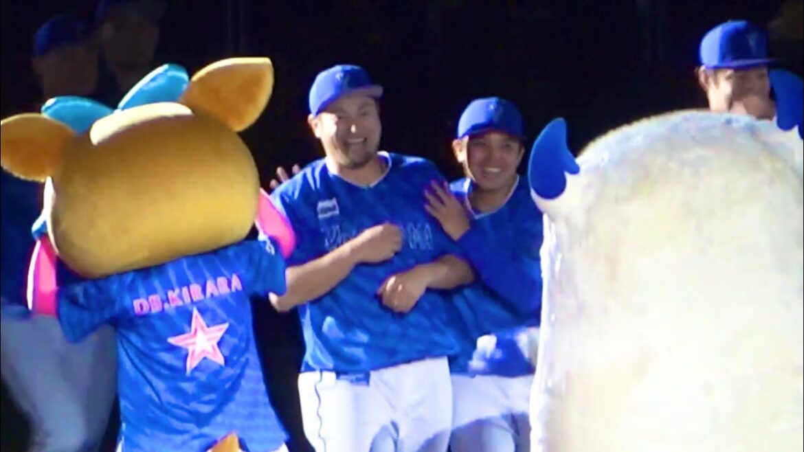 森原からウイニングボールを受け取る森唯斗！ 東のおめでとうにニッコニコで微笑ましい 横浜DeNAベイスターズ 2024/4/26