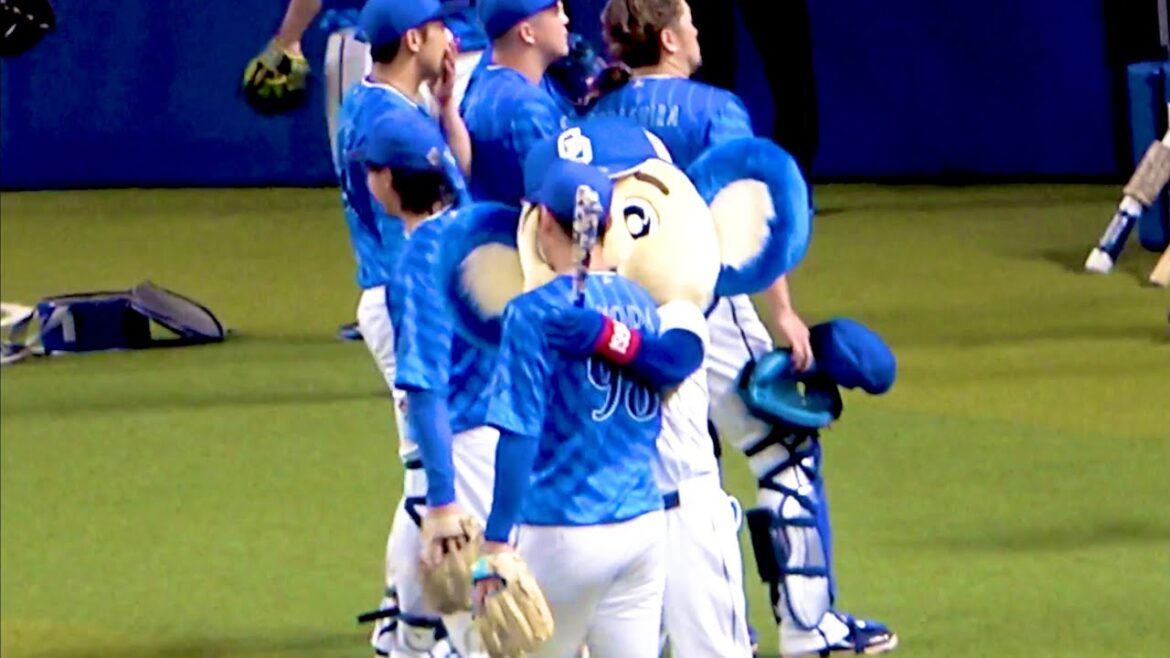 ドアラがスキンシップ求めるもなんか距離感ある京田陽太w 横浜DeNAベイスターズ 2024/4/29