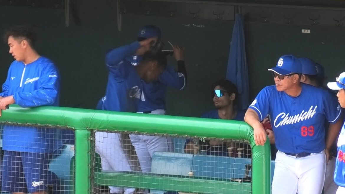 【牽制アウト…】阪神vs中日！1塁牽制でアウトになりベンチでバッテを投げ捨ててキレるブライト健太選手。2024/04/25