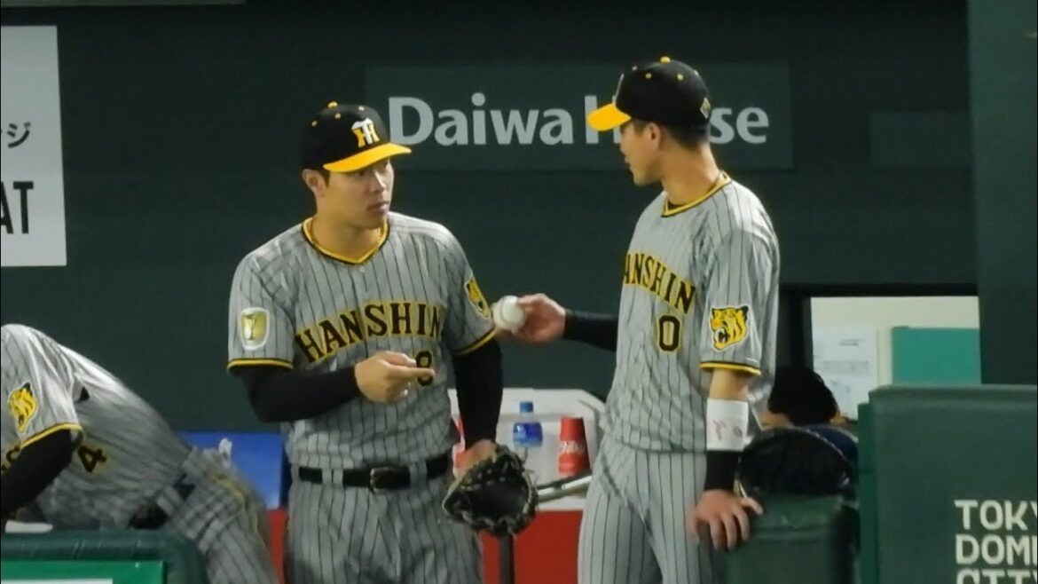 【ちょっと質問？！】キャッチボール用のボール渡しの順番を木浪に確認する佐藤輝明 2024.5.4