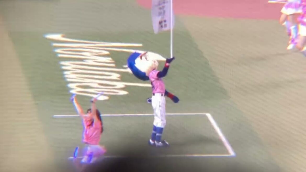 選手登場時 旗で遊ぶドアラ(2024/4/13)