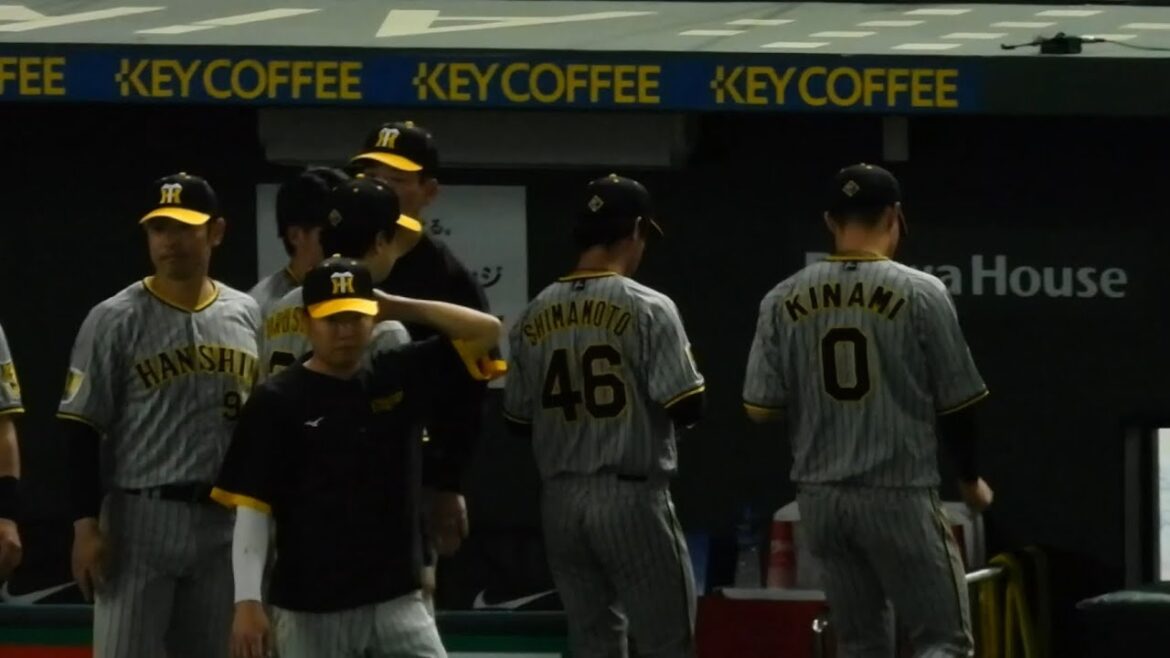 【火に油注ぐ】防御率0点台も被打率3割越えの島本が3連打を浴びてサヨナラ負け…ベンチに戻る島本を気にかける阪神ナイン 2024.5.4