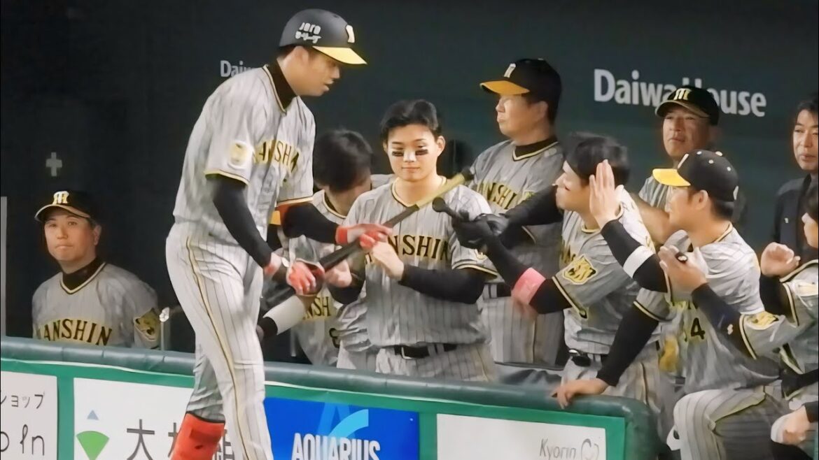 【お茶目なテルさん】バント成功の才木にバントの構えをしてベンチで出迎える佐藤輝明 2024.5.5