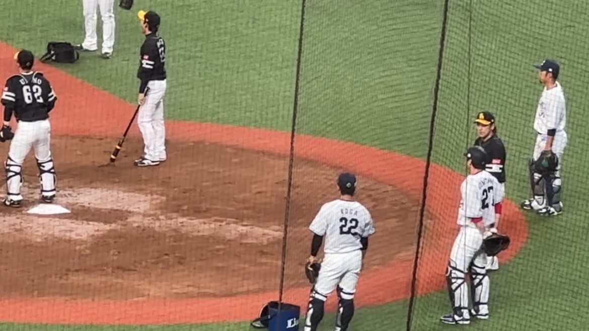 本日出場なしの甲斐拓也、シートノックもそこそこにライオンズ炭谷銀仁朗、古賀悠斗、柘植世那のキャッチャー陣に何度も声をかける【西武vsソフトバンク】2024/5/3