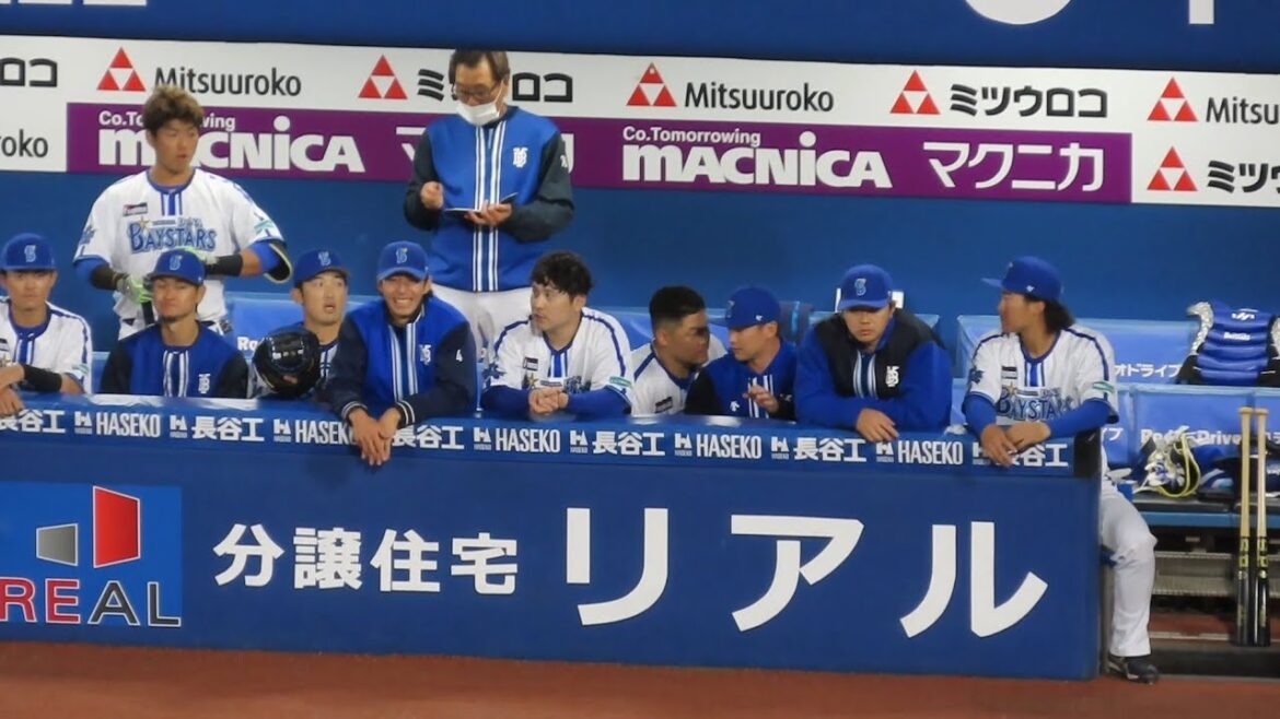 【仲良しコンビ】筒香嘉智、柴田竜拓を襲うようにベンチ裏へ連れて行く