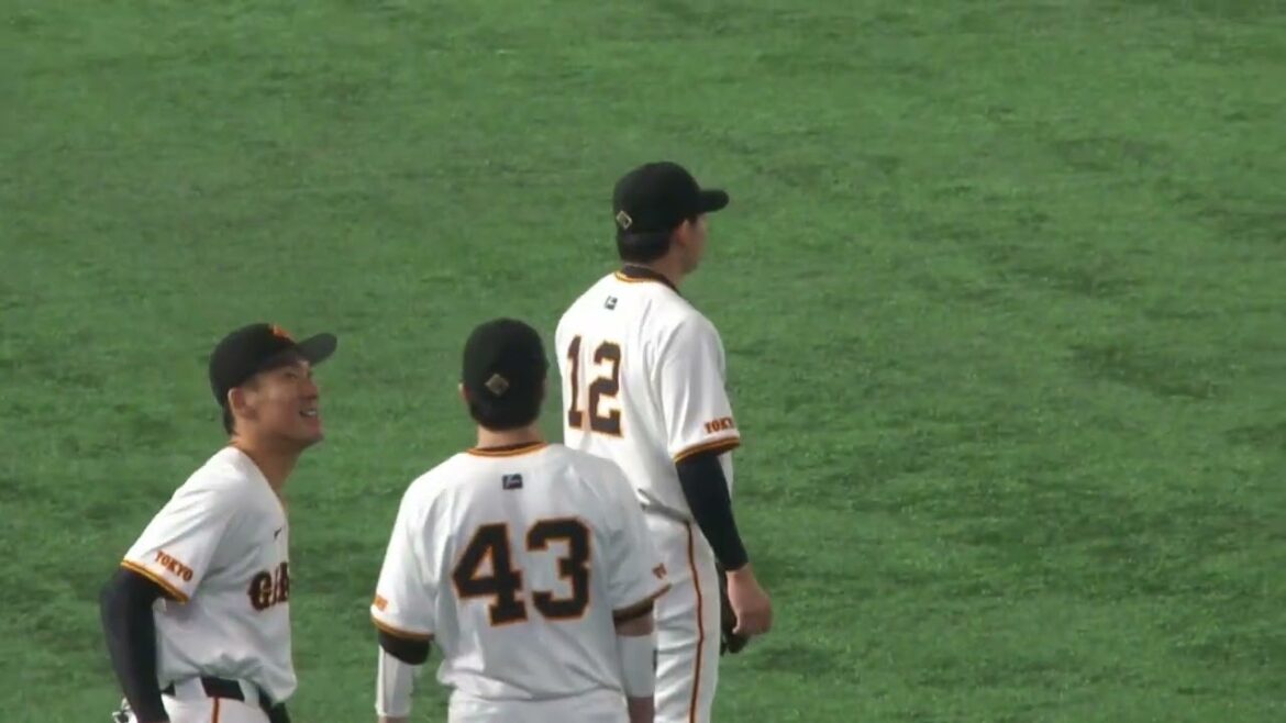 読売ジャイアンツ 外野ライトの守備練習の様子　萩尾匡也12、梶谷隆幸13、重信慎之介43のバックホーム・中継プレー　巨人 vs 阪神　2024年5月4日(土)　東京ドーム