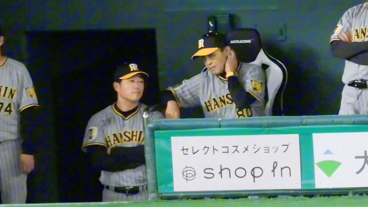 【追い上げムードが台無し】乱調した加治屋の投球にベンチで明らか不満そうな表情の岡田監督。失点後に安藤コーチと会話【二軍降格】2024.5.3