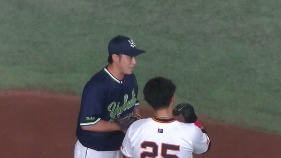 リプレイ検証中 岡本和真に話しかける北村拓己など選手たちの様子【読売ジャイアンツ対 ヤクルトスワローズ2024年5月1日】