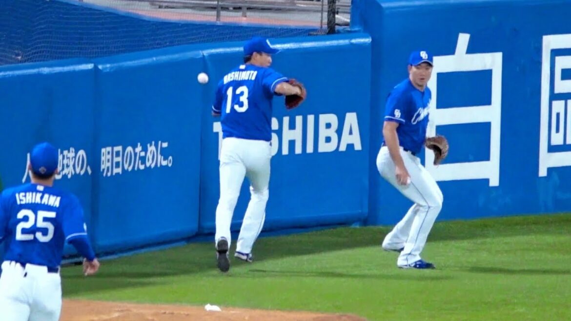 村上のファールボールにびっくりして逃げ出してしまう橋本侑樹が可愛い！中日ドラゴンズ 2024/05/04