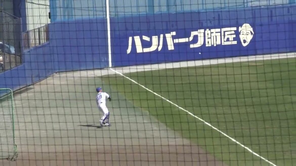 【中日二軍】キャッチボールのあと　客席にボールを放り込んで大歓声の#石橋康太 捕手 2024年05月05日　中日 - ソフトバンク　９回戦