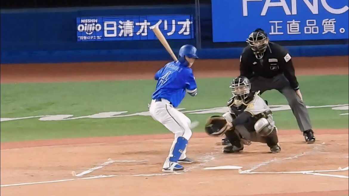 【避けずに当たる】右膝付近に死球を与えた度会に帽子をとって謝る村上と大山 2024.4.23