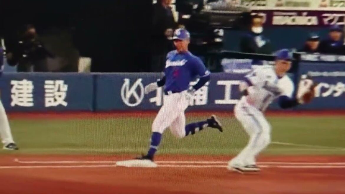 どっからどう見てもセーフ　審判判定アウトになった高橋周平　オースティンの足がベースから離れてる　リクエストでセーフ判定