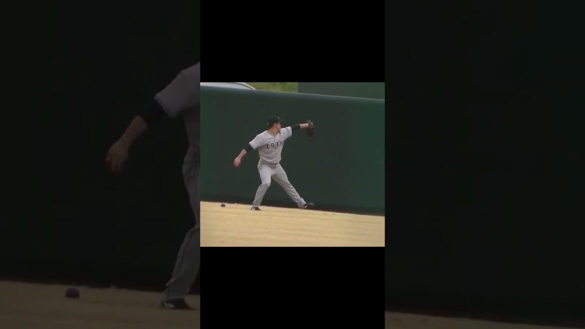 色々なボールを使って準備する戸田懐生（ ヤクルトスワローズ対 読売ジャイアンツ2024年3月28日）