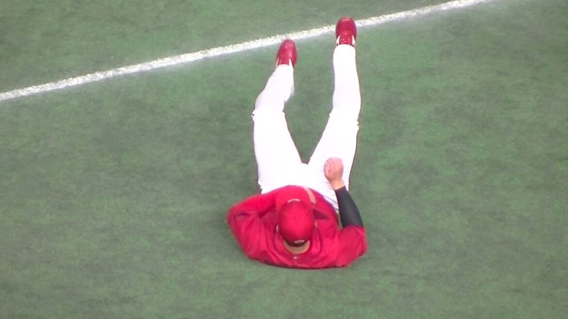 めっちゃストレッチする堂林翔太【 読売ジャイアンツ対 広島カープ2024年4月13日】