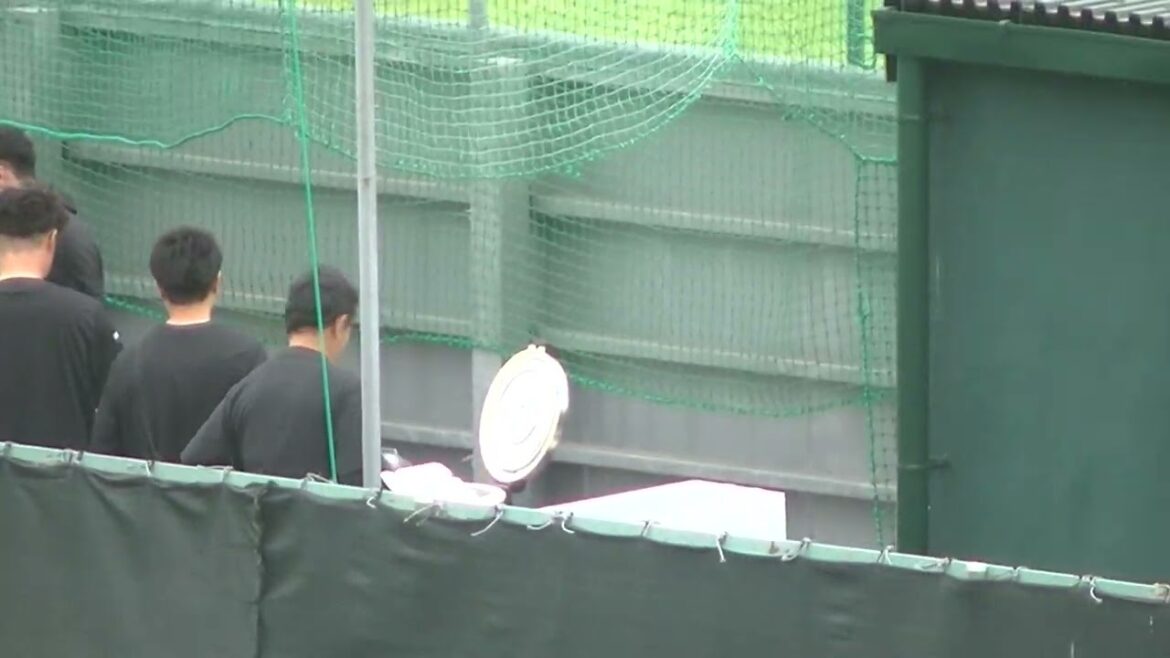 試合前 軽食食べるウィーラーなど巨人スタッフ（ヤクルトスワローズ対 読売ジャイアンツ2024年5月6日）