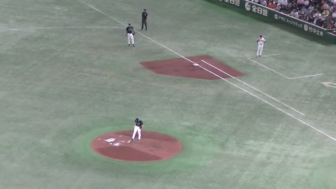 吉川尚輝をセカンドゴロに打ち取る木澤尚文（2024年4月30日 読売ジャイアンツ対 ヤクルトスワローズ）