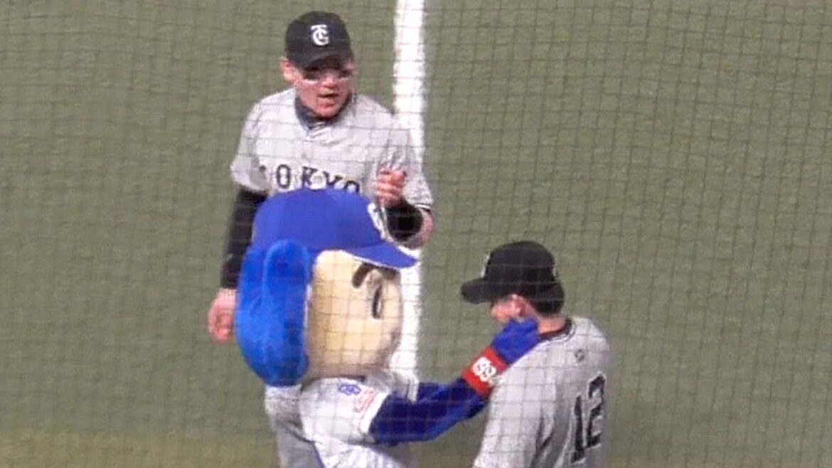 ドアラ　萩尾匡也のほっぺや耳をムニュムニュ　丸佳浩も楽しそう　中日ドラゴンズVS読売ジャイアンツ　2024/05/07