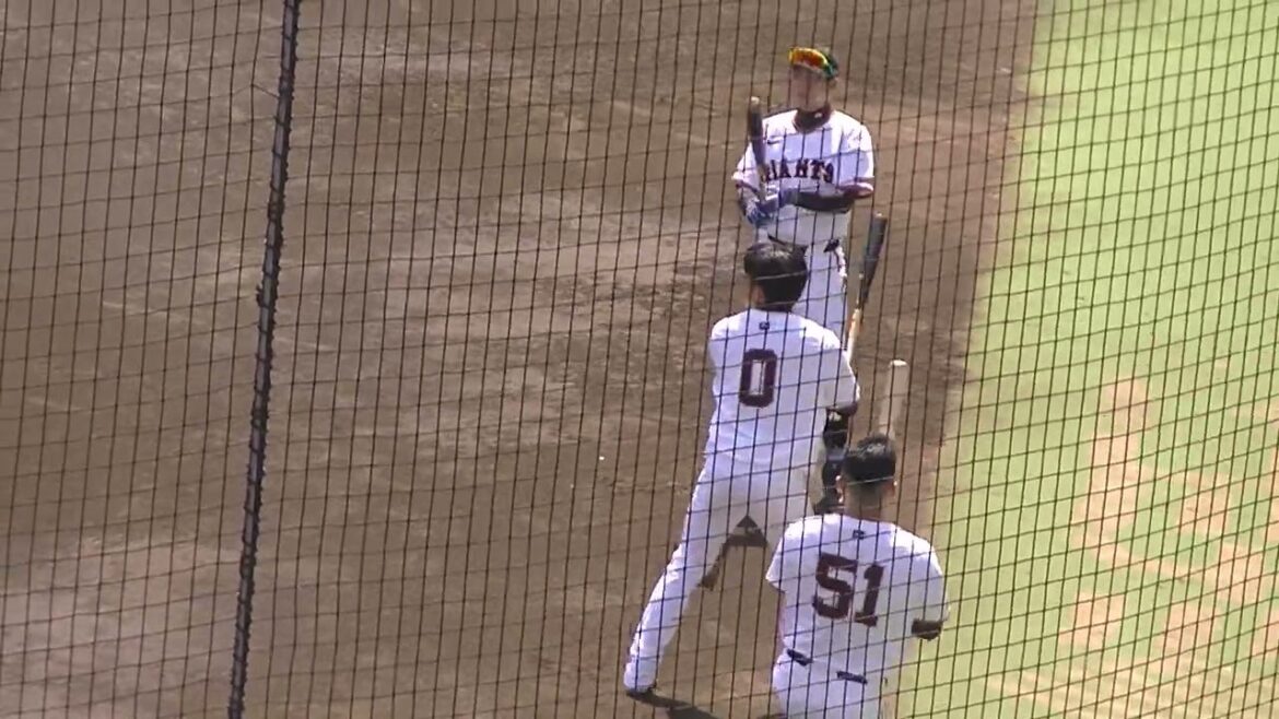 増田大輝や松原聖弥がベンチ前で素振り（読売ジャイアンツ対 日本ハムファイターズ 2軍戦2024年4月16日）