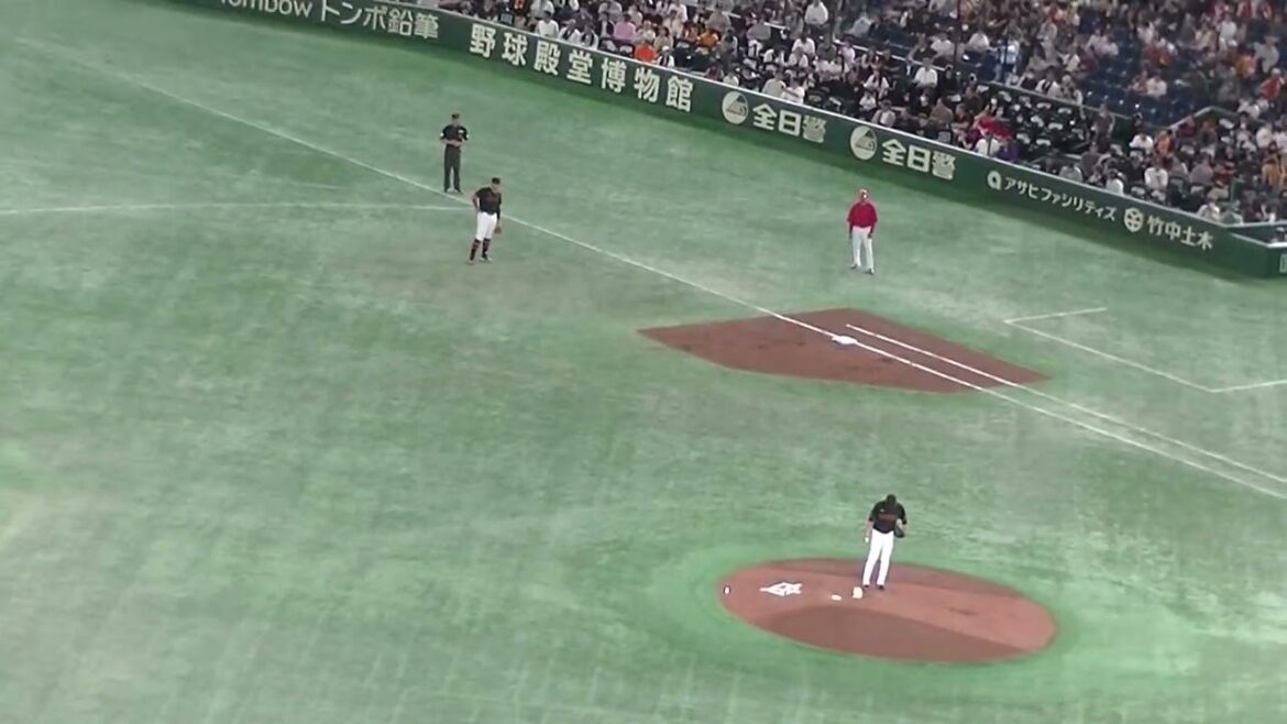 堂林翔太の後 秋山翔吾の難しいバウンドをアウトにする門脇誠【 読売ジャイアンツ対 広島カープ2024年4月13日】