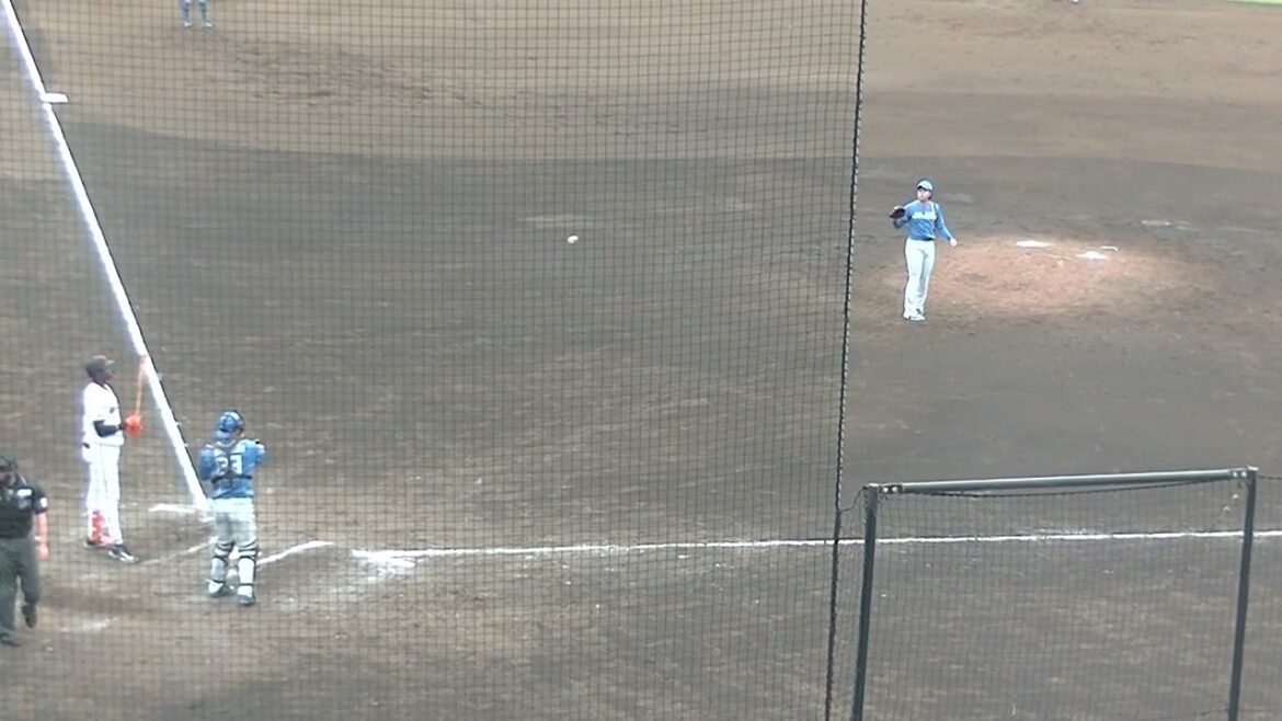 ティマをショートゴロに打ち取る堀瑞輝（2024年4月18日  読売ジャイアンツ対 日本ハムファイターズ 2軍）