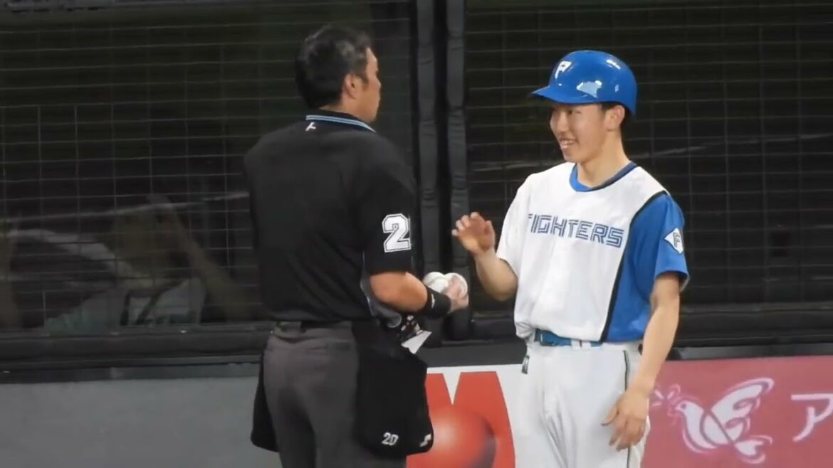 【球審白井】電話する球審白井と暇なので準備運動するオリックス安達了一　エスコンフィールド北海道日本ハム対オリックス