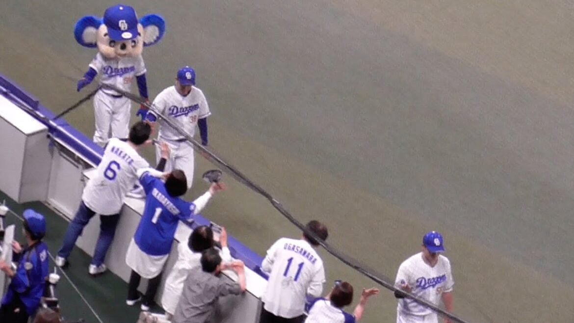 今日のヒーロー松葉貴大と細川成也がドームを一周してファンとハイタッチ　中日ドラゴンズVS横浜DeNAベイスターズ　2024/04/29