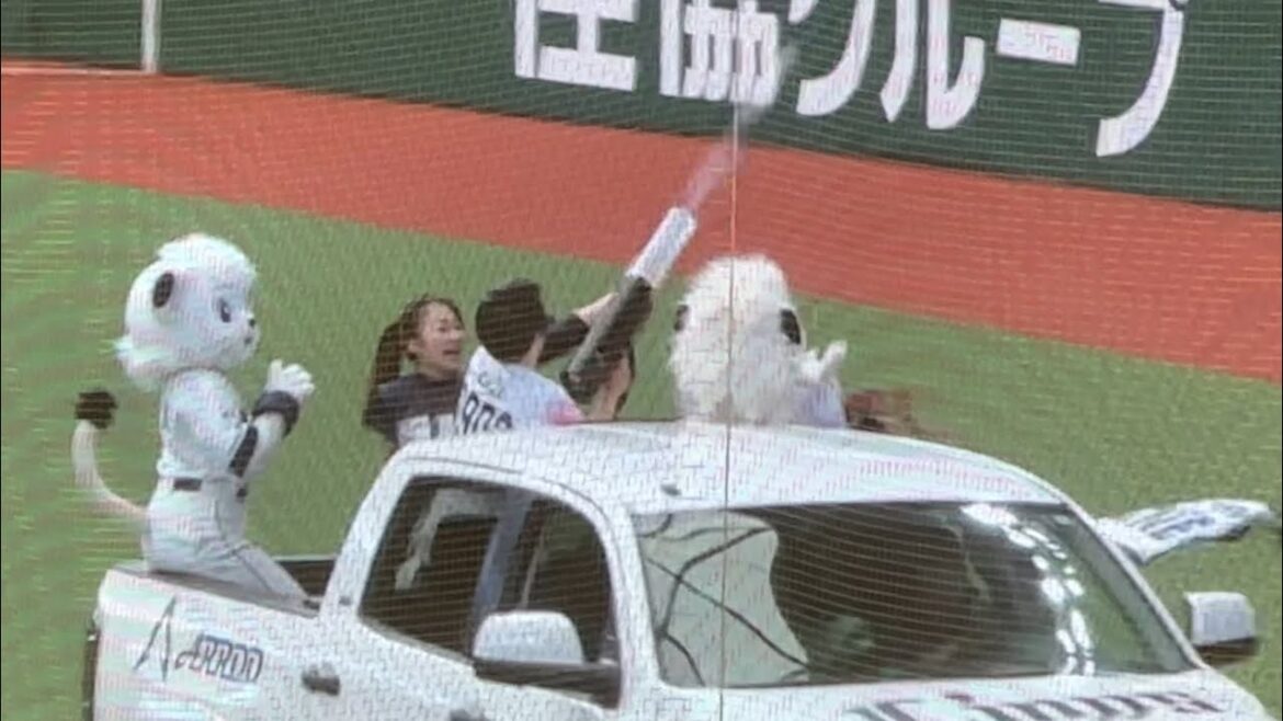 バズーカを発砲する声優 梶裕貴さん【西武vs楽天】2024/5/11