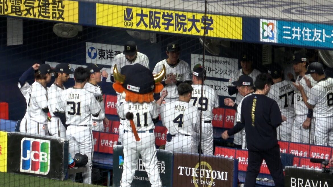 連敗脱出に向けて気合いをいれるオリックスの選手とコーチ