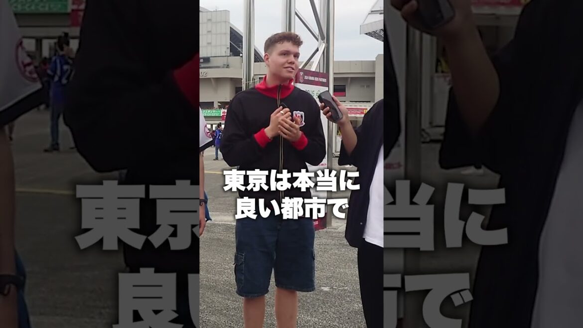 日本に初めて旅行で来た若者の日本の印象とは…！！埼スタで外国人インタビュー！！#海外 #海外の反応 #shorts #Jリーグ #浦和レッズ #横浜Fマリノス #football