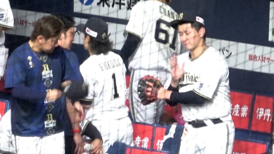 試合終了直後、ヒーローインタビューを打診してくる石岡広報に対して塩対応な紅林と太田w