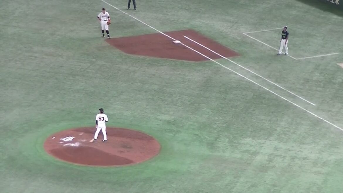 西川遥輝をレフトフライに打ち取る高梨雄平（2024年4月30日 読売ジャイアンツ対 ヤクルトスワローズ）