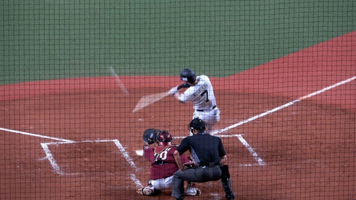 貴重な追加点となるタイムリーツーベースを打った西川龍馬！ファンの声援に応える！
