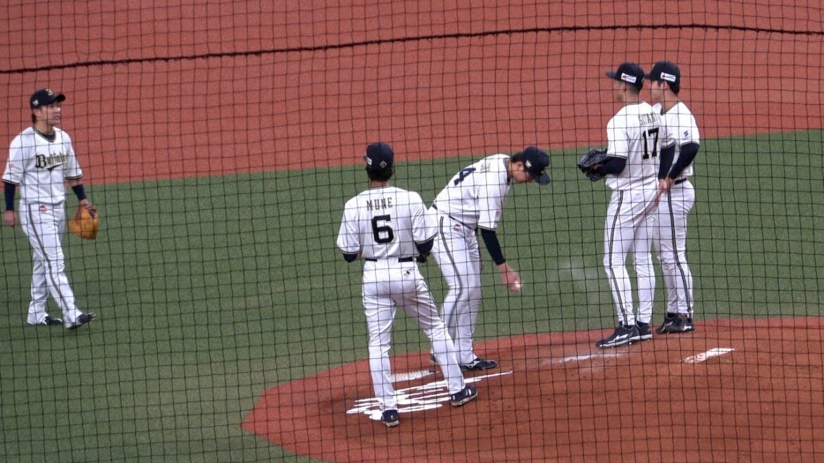 満塁のピンチ、押し出しで失点した曽谷に内野陣が声をかけて鼓舞する！