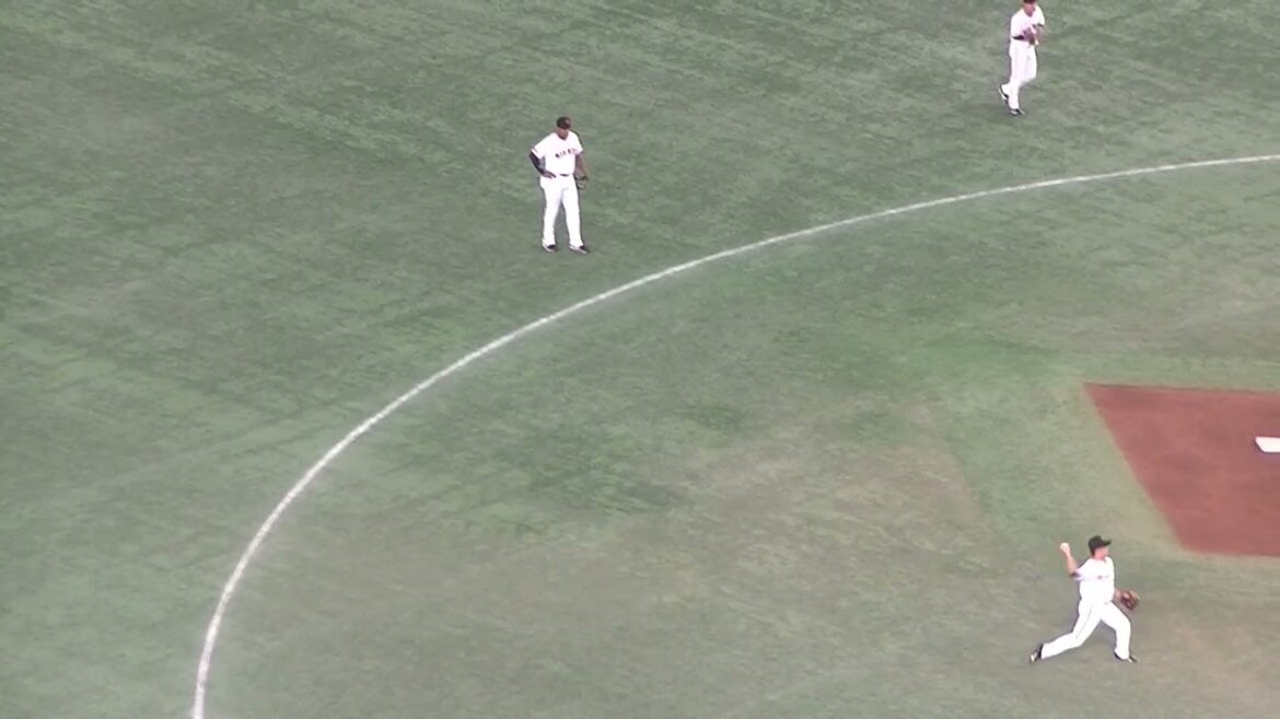 シートノックをうける門脇誠や中山礼都など（2024年4月30日 読売ジャイアンツ対 ヤクルトスワローズ）