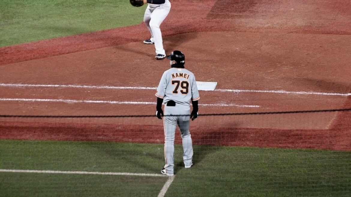 亀井善行 一塁ベースコーチを務める