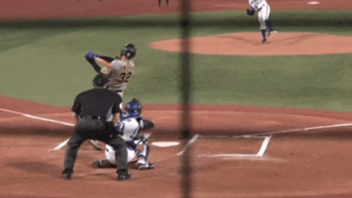 DeNA宮﨑の頭部に打球が直撃　ブルーシートで覆われ担架で運ばれる…