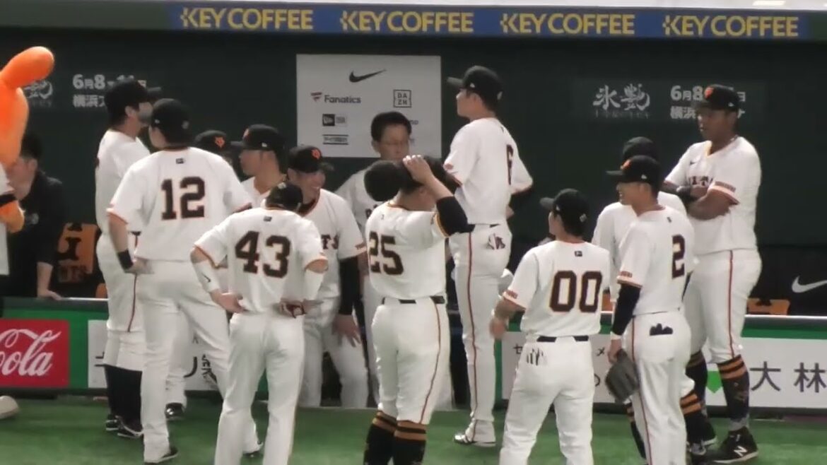 サービス精神旺盛な矢野コーチとオコエ 瑠偉 円陣前にリラックスしている巨人選手たち 現地映像