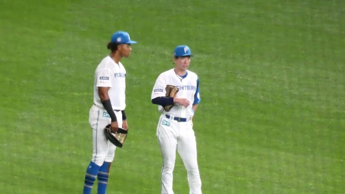 【20240521】6回表水谷の高めバックホームの後の松本剛と水谷瞬 【20240521】6回表水谷の高めバックホームの後の松本剛と水谷瞬