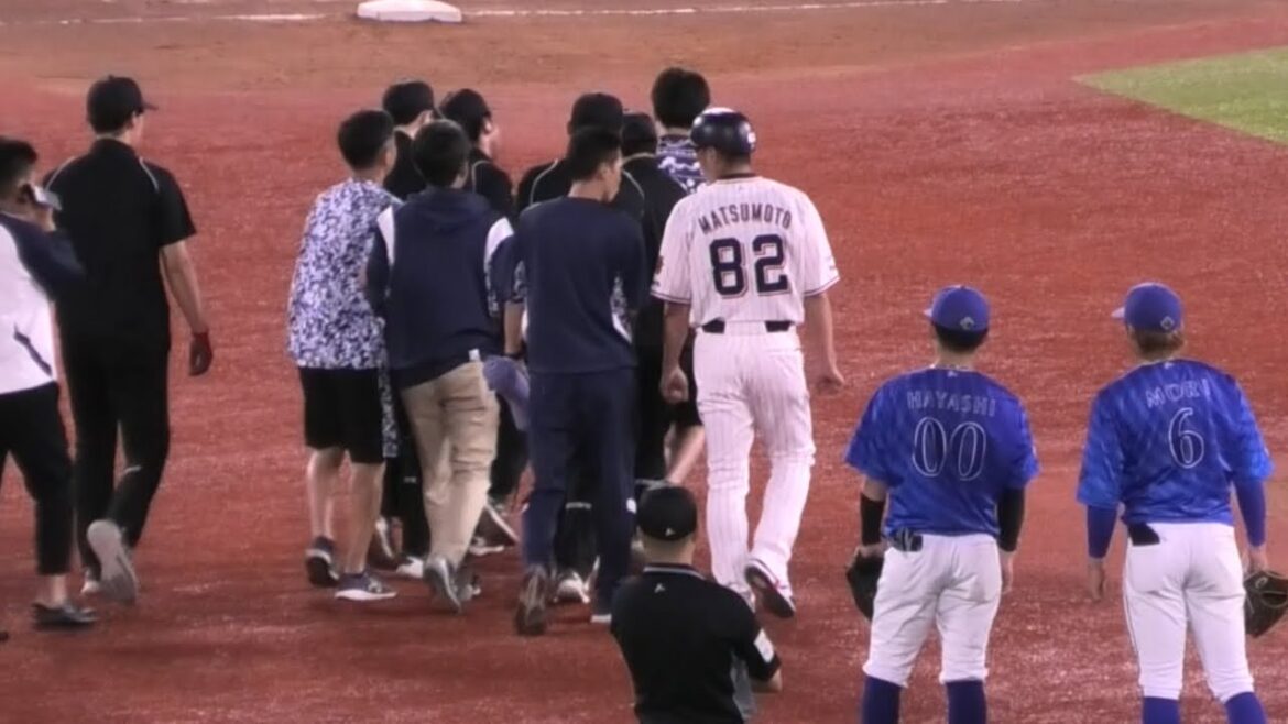 ヤクルト 丸山和郁、担架で運び出される... 20240522