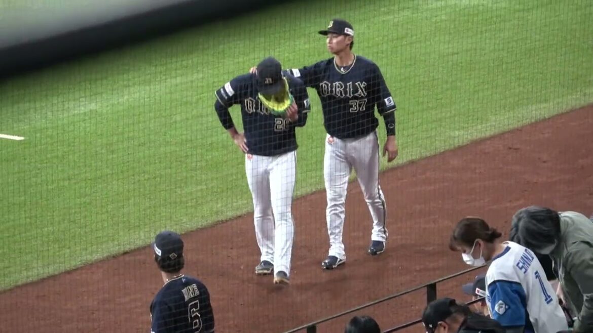 一時は同点に追いつくもサヨナラ負けを喫してしまい下を向く選手たちを励ます石川亮と宗佑磨